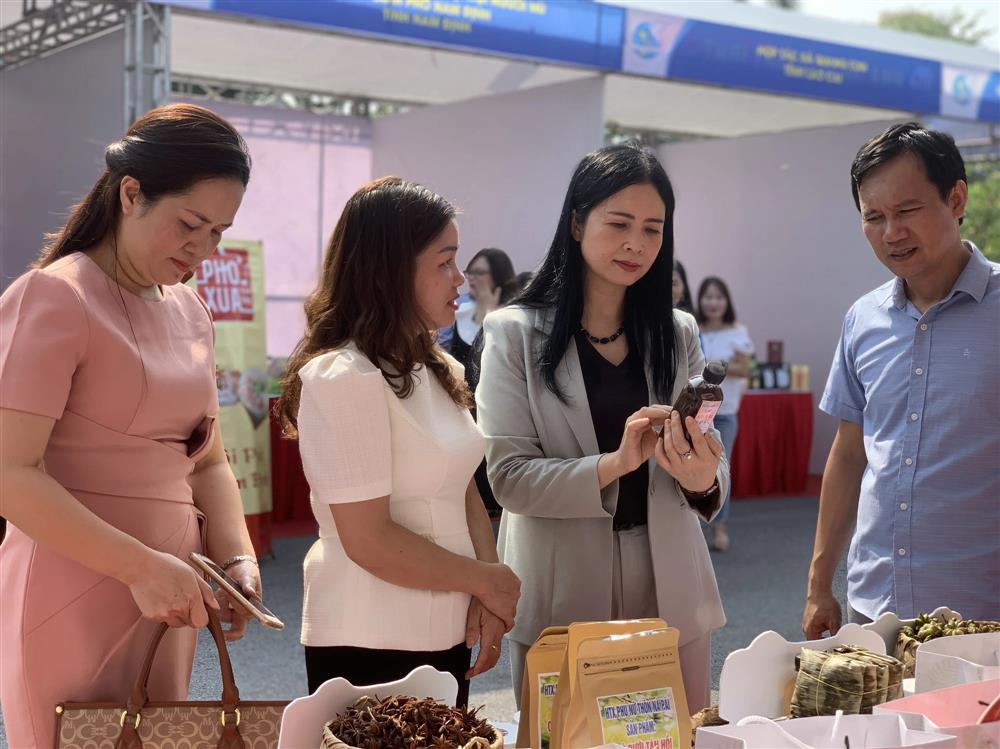 Phó Chủ tịch Hội Liên hiệp Phụ nữ Việt Nam Trần Lan Phương (thứ hai, từ phải) tham quan gian hàng.